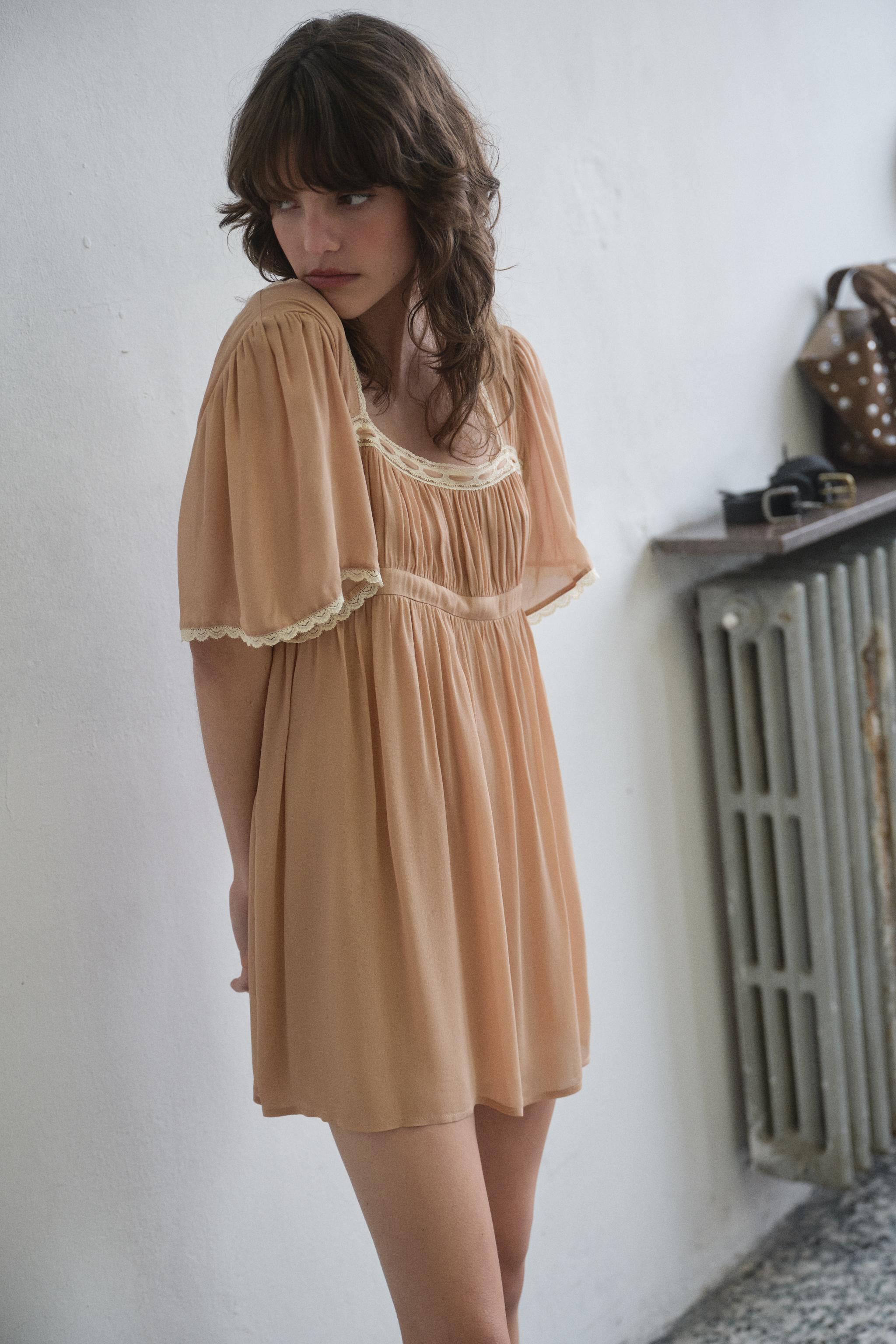 ROBE COURTE EN DENTELLE